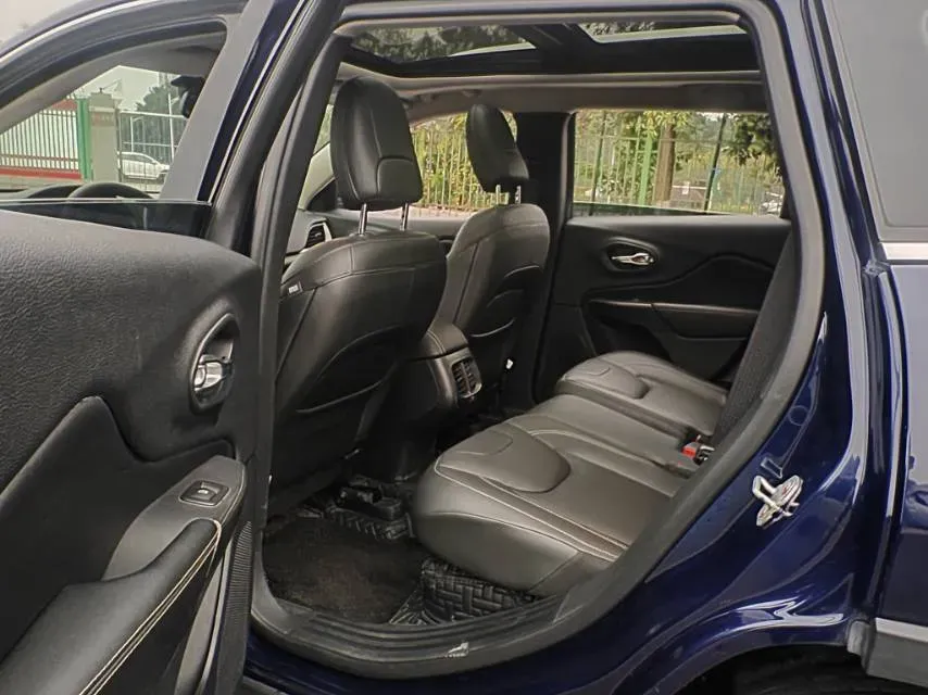 2017 Jeep Cherokee 2.4L 175HP L4 9AT,autocango,china used car exporter,china ev exporter,chinese used car exporter,chinese used ev exporter