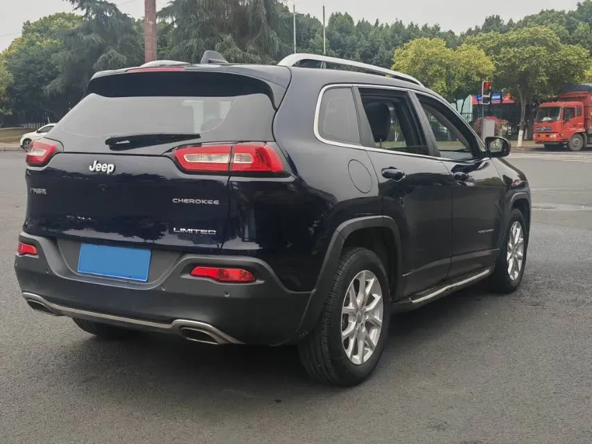 2017 Jeep Cherokee 2.4L 175HP L4 9AT,autocango,china used car exporter,china ev exporter,chinese used car exporter,chinese used ev exporter