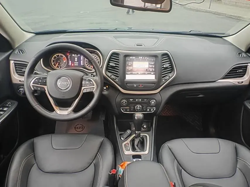 2017 Jeep Cherokee 2.4L 175HP L4 9AT,autocango,china used car exporter,china ev exporter,chinese used car exporter,chinese used ev exporter