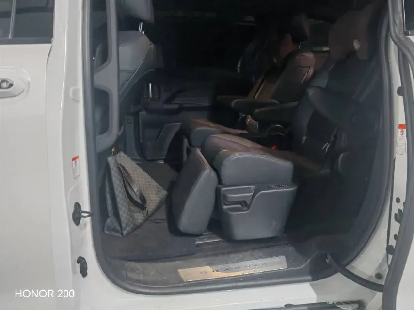 2023 Toyota Granvia 2.5L 189HP L4 E-CVT Hybrid,autocango,china used car exporter,china ev exporter,chinese used car exporter,chinese used ev exporter