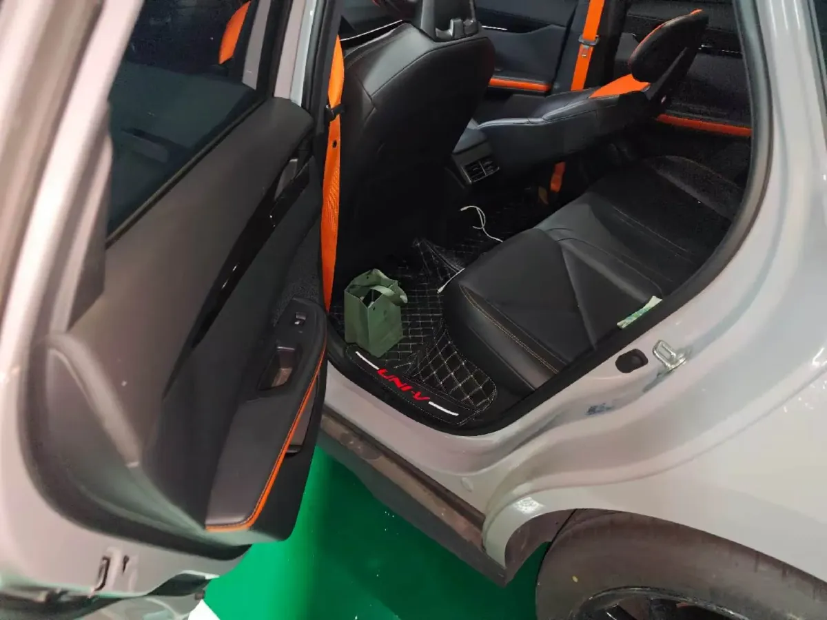 2022 ChangAn UNI-V 1.5T 188HP L4 7DCT,autocango,china used car exporter,china ev exporter,chinese used car exporter,chinese used ev exporter