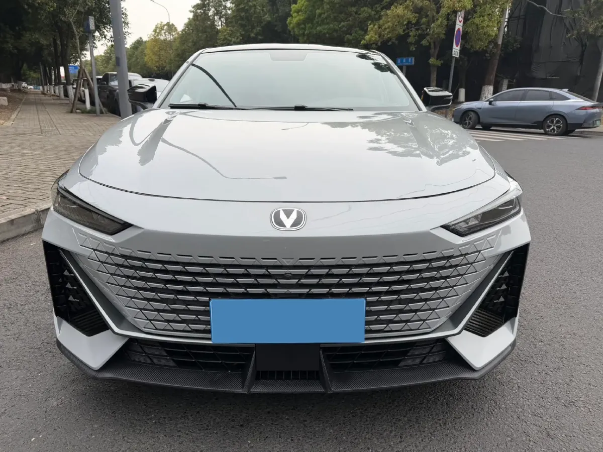 2022 ChangAn UNI-V 1.5T 188HP L4 7DCT,autocango,china used car exporter,china ev exporter,chinese used car exporter,chinese used ev exporter