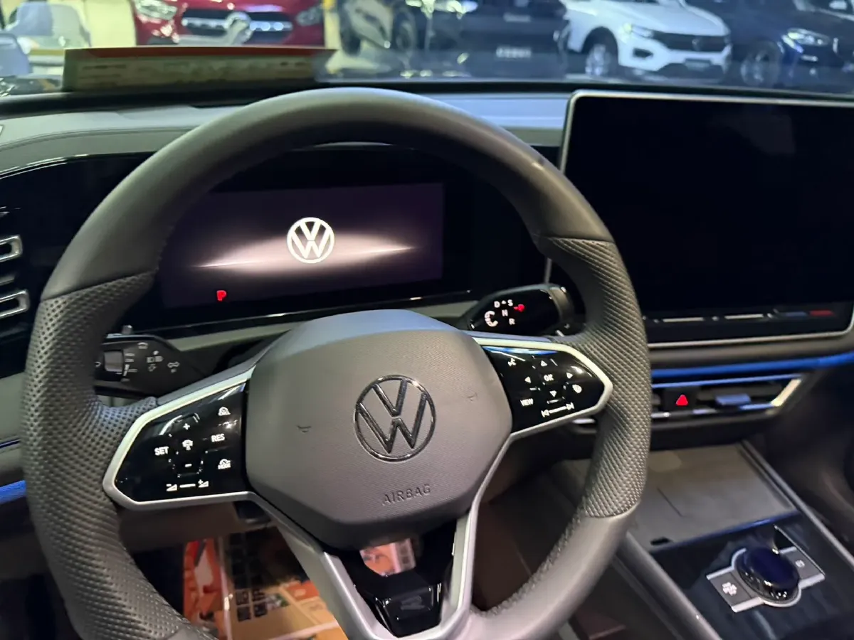 2024 Volkswagen Tiguan L 2.0T 186HP L4 7DCT,autocango,china used car exporter,china ev exporter,chinese used car exporter,chinese used ev exporter