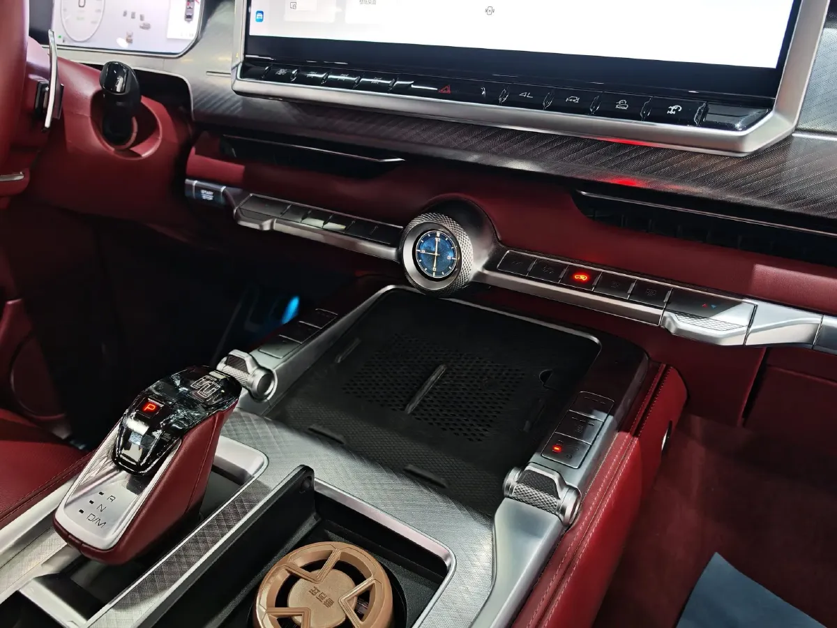 2024 Tank 700 3.0T 360HP V6 9AT PHEV 37.1KWH,autocango,china used car exporter,china ev exporter,chinese used car exporter,chinese used ev exporter