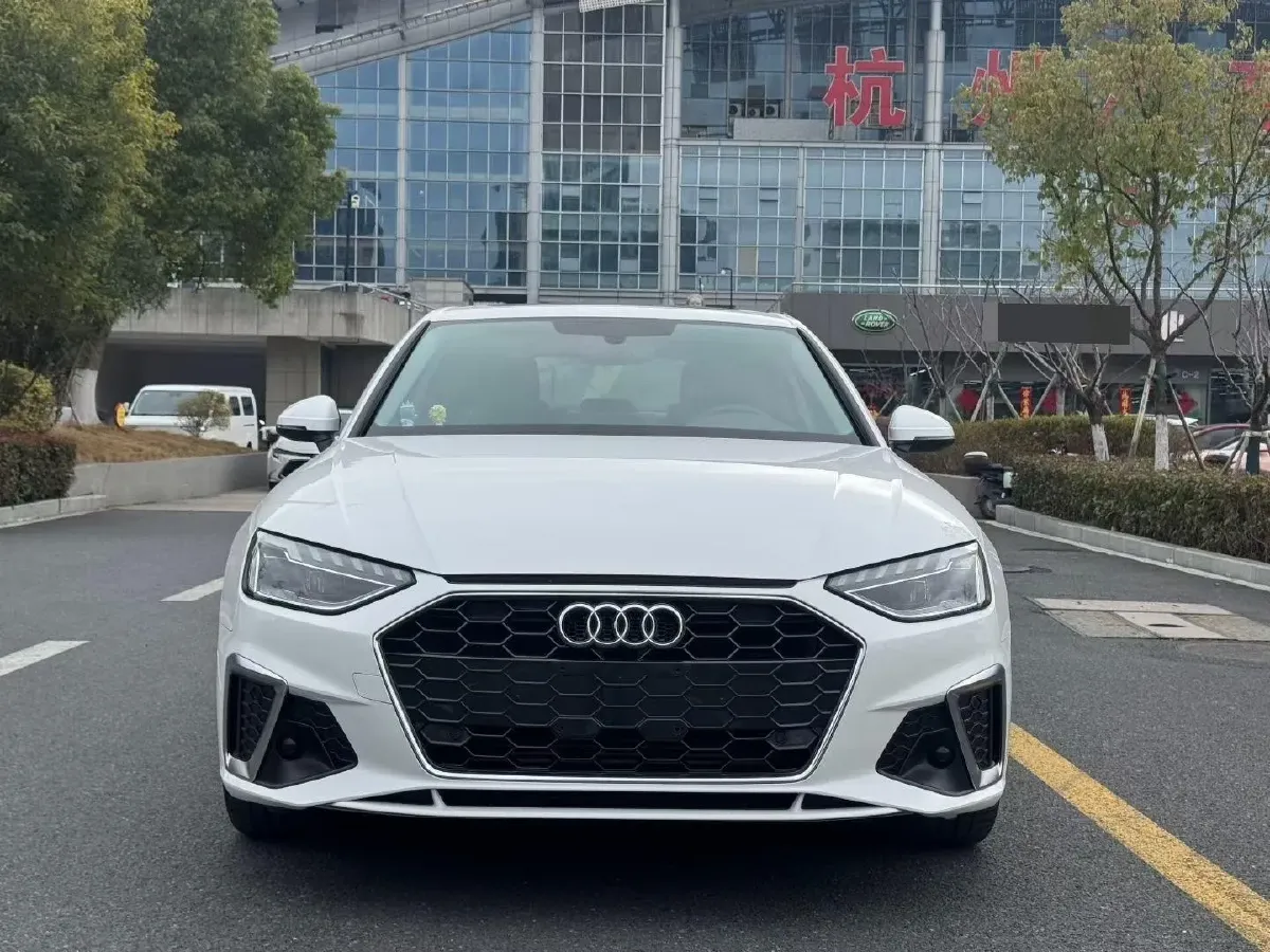 2022 Audi A4L 2.0T 190HP L4 7DCT,autocango,china used car exporter,china ev exporter,chinese used car exporter,chinese used ev exporter