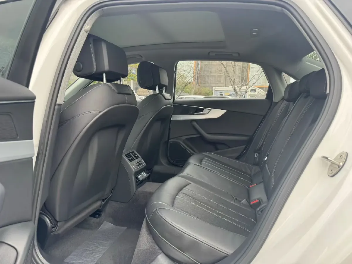 2022 Audi A4L 2.0T 190HP L4 7DCT,autocango,china used car exporter,china ev exporter,chinese used car exporter,chinese used ev exporter