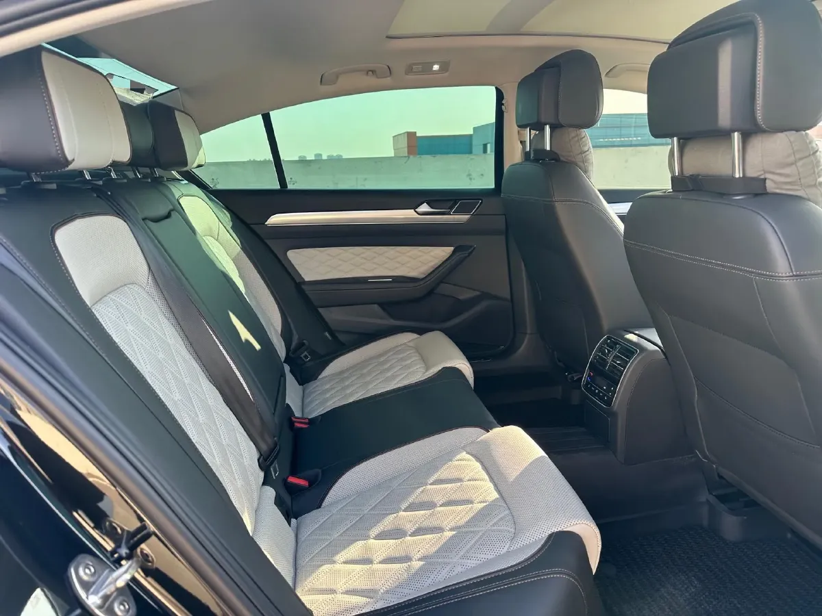 2023 Volkswagen Magotan 2.0T 220HP L4 7DCT,autocango,china used car exporter,china ev exporter,chinese used car exporter,chinese used ev exporter