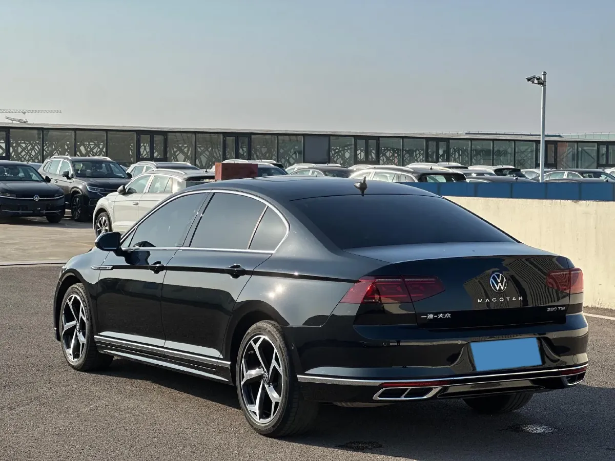 2023 Volkswagen Magotan 2.0T 220HP L4 7DCT,autocango,china used car exporter,china ev exporter,chinese used car exporter,chinese used ev exporter