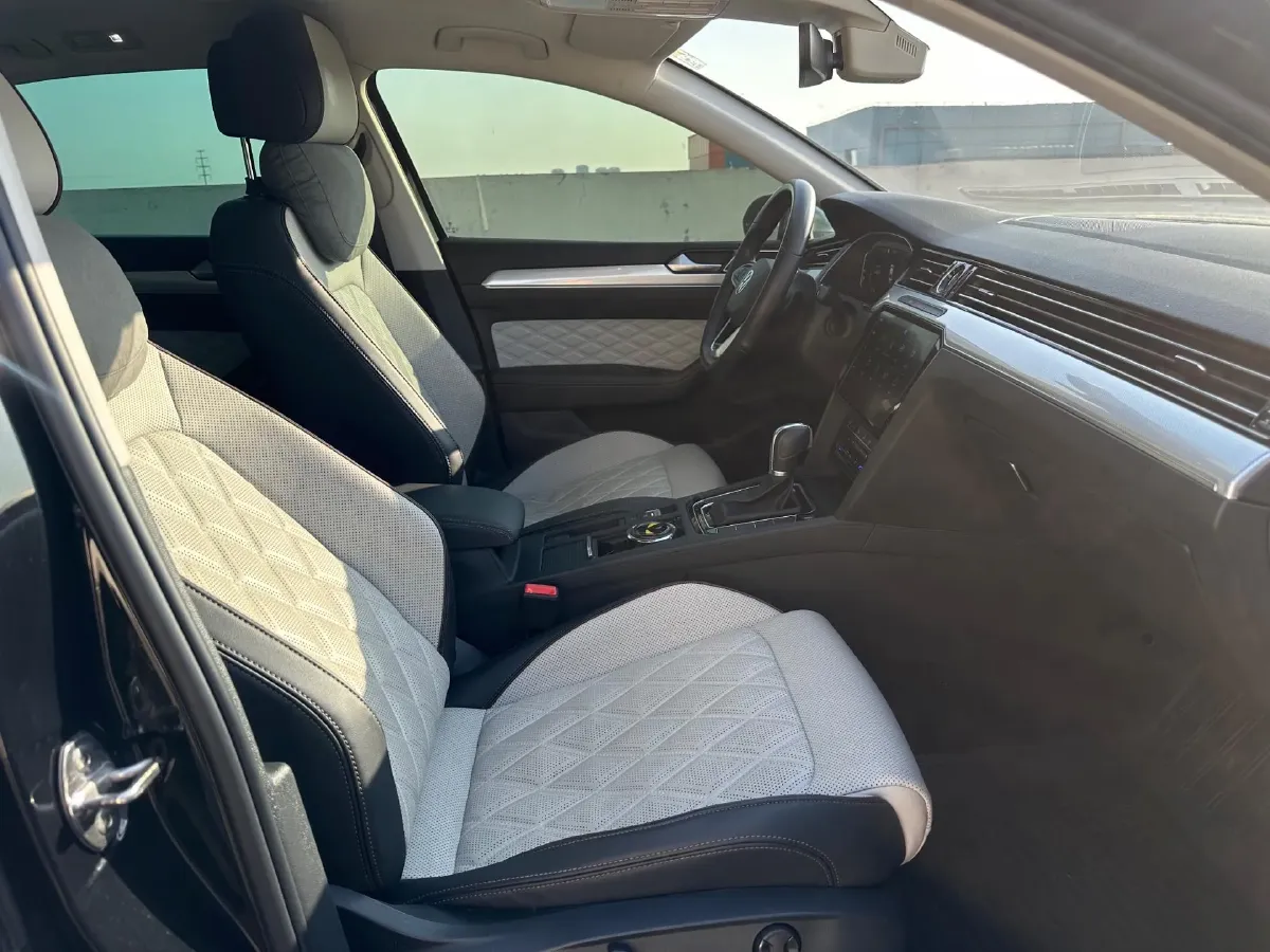 2023 Volkswagen Magotan 2.0T 220HP L4 7DCT,autocango,china used car exporter,china ev exporter,chinese used car exporter,chinese used ev exporter