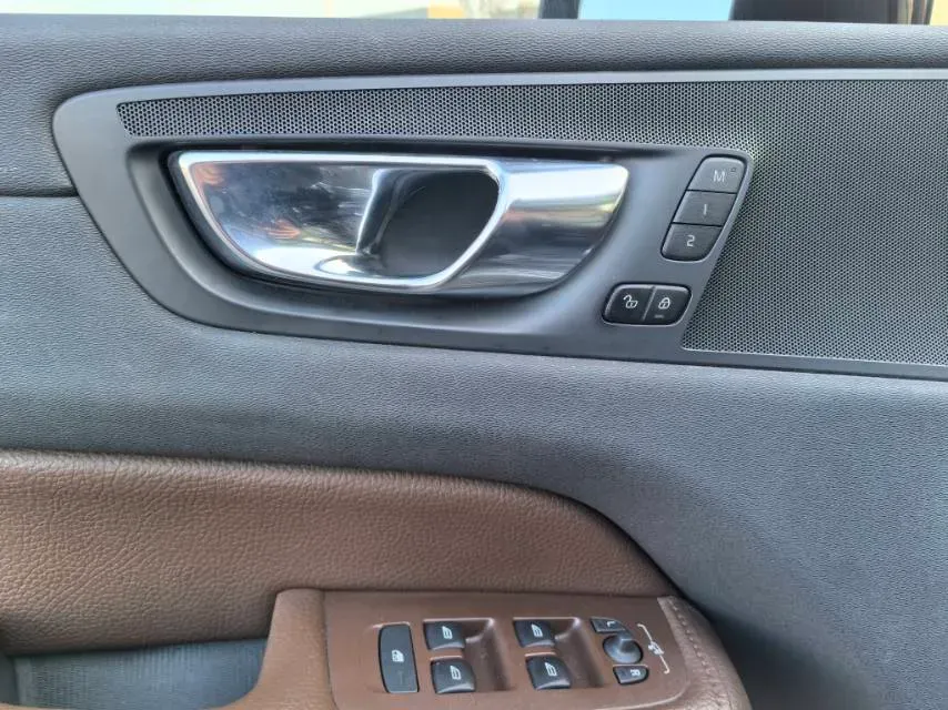 2020 Volvo XC60 2.0T 254HP L4 8AT,autocango,china used car exporter,china ev exporter,chinese used car exporter,chinese used ev exporter