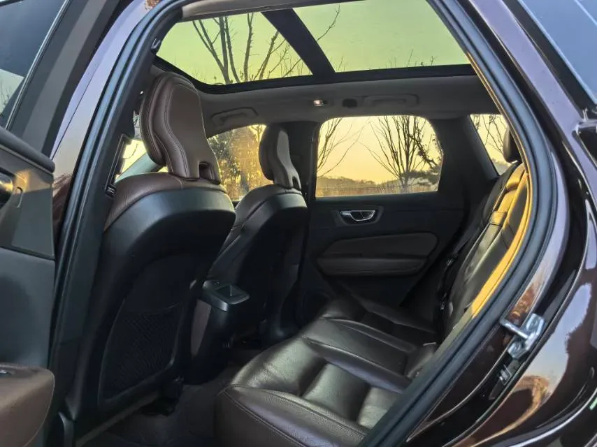 2020 Volvo XC60 2.0T 254HP L4 8AT,autocango,china used car exporter,china ev exporter,chinese used car exporter,chinese used ev exporter