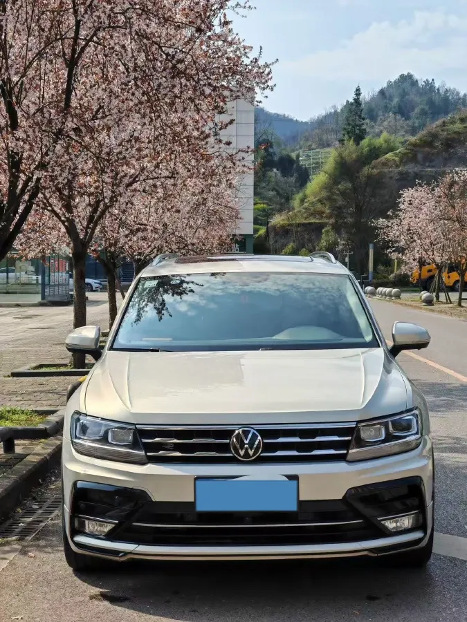 2021 Volkswagen Tiguan L 2.0T 186HP L4 7DCT,autocango,china used car exporter,china ev exporter,chinese used car exporter,chinese used ev exporter