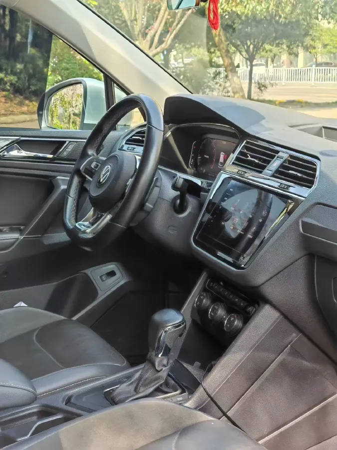 2021 Volkswagen Tiguan L 2.0T 186HP L4 7DCT,autocango,china used car exporter,china ev exporter,chinese used car exporter,chinese used ev exporter