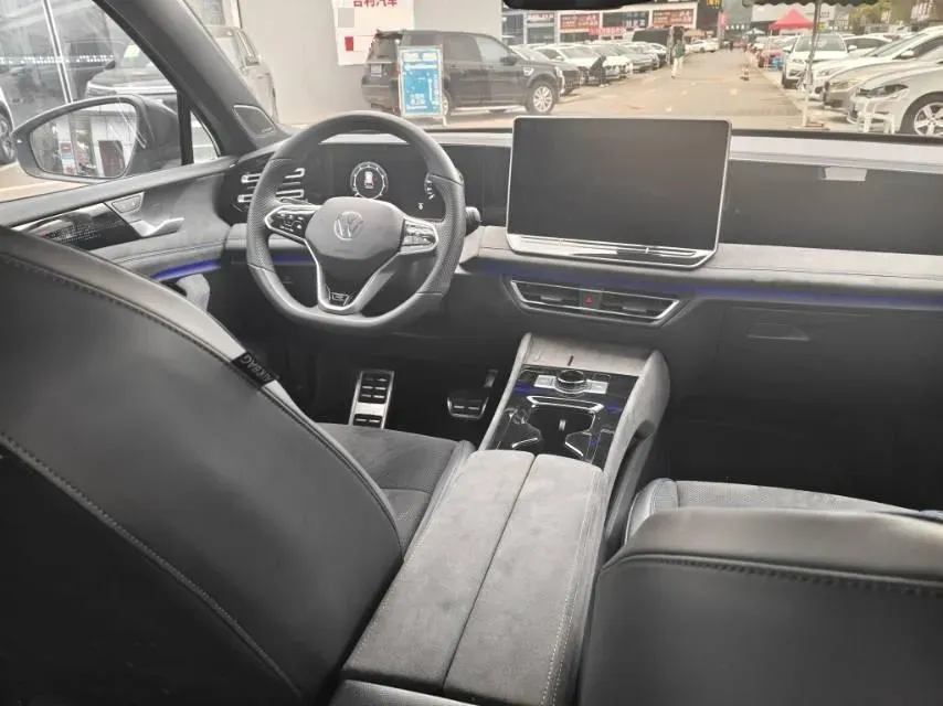 2024 Volkswagen Tiguan L 2.0T 220HP L4 7DCT,autocango,china used car exporter,china ev exporter,chinese used car exporter,chinese used ev exporter