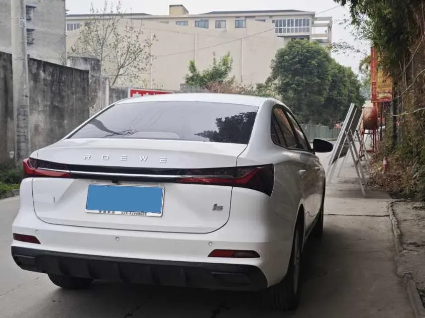 2023 Roewe i5 1.5L 129HP L4 5MT,autocango,china used car exporter,china ev exporter,chinese used car exporter,chinese used ev exporter