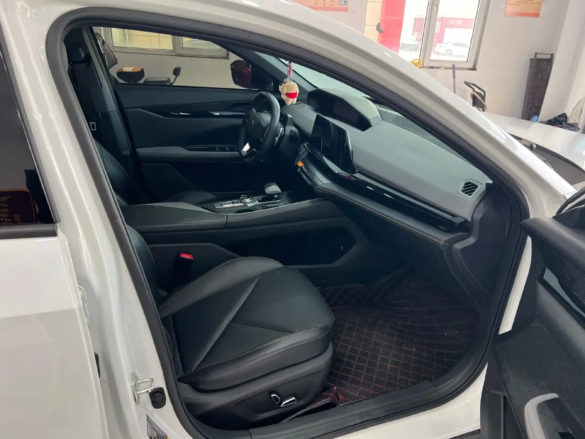 2022 ChangAn UNI-V 1.5T 188HP L4 7DCT,autocango,china used car exporter,china ev exporter,chinese used car exporter,chinese used ev exporter