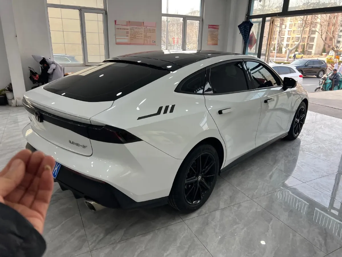 2022 ChangAn UNI-V 1.5T 188HP L4 7DCT,autocango,china used car exporter,china ev exporter,chinese used car exporter,chinese used ev exporter