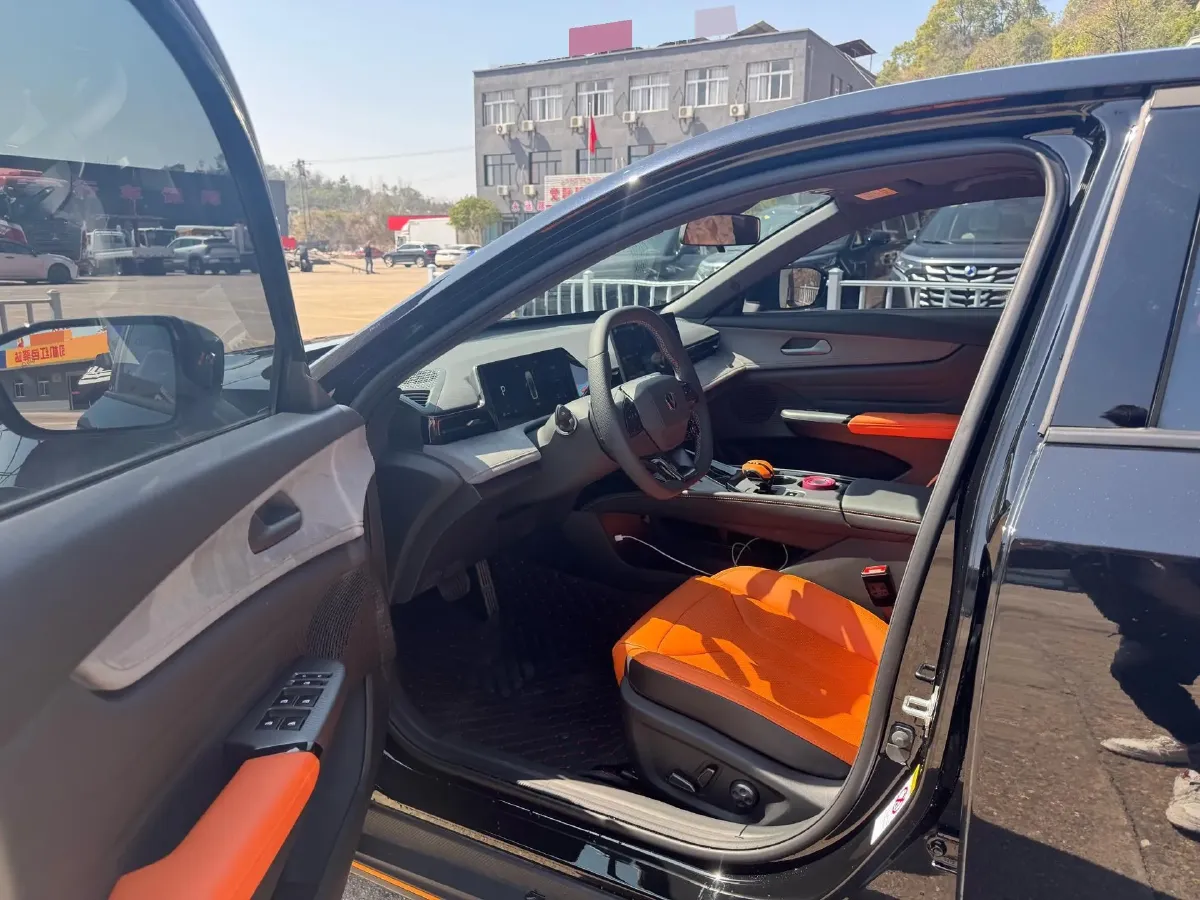 2025 ChangAn UNI-V 1.5T 192HP L4 7DCT,autocango,china used car exporter,china ev exporter,chinese used car exporter,chinese used ev exporter