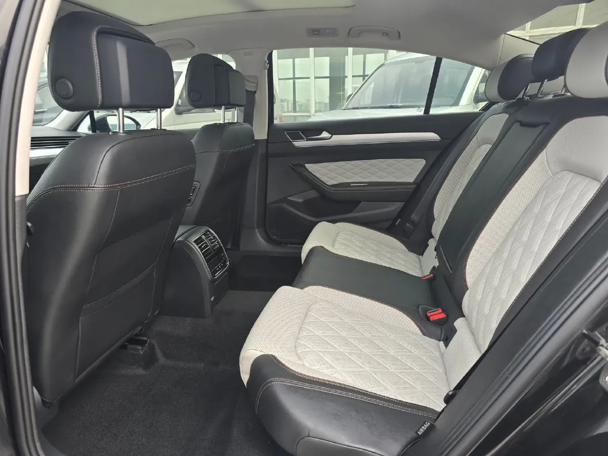 2023 Volkswagen Magotan 2.0T 186HP L4 7DCT,autocango,china used car exporter,china ev exporter,chinese used car exporter,chinese used ev exporter