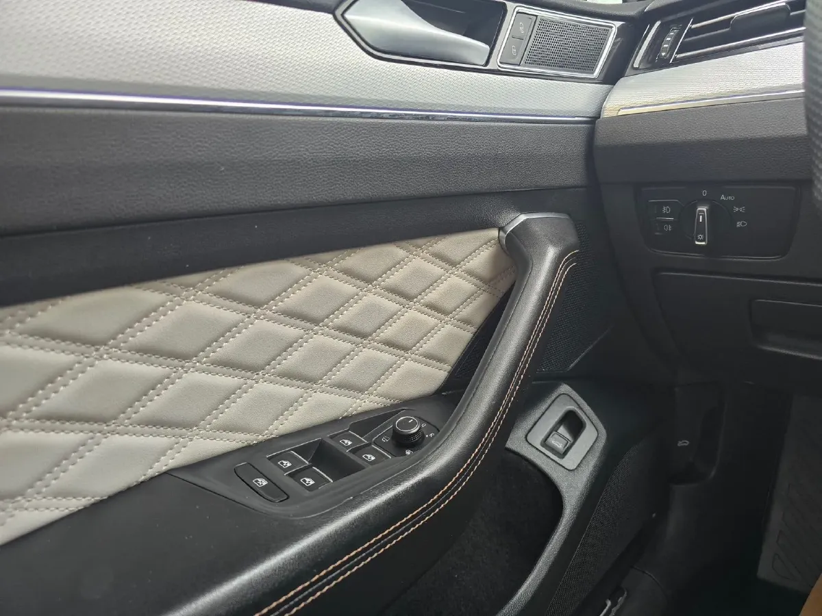 2023 Volkswagen Magotan 2.0T 186HP L4 7DCT,autocango,china used car exporter,china ev exporter,chinese used car exporter,chinese used ev exporter