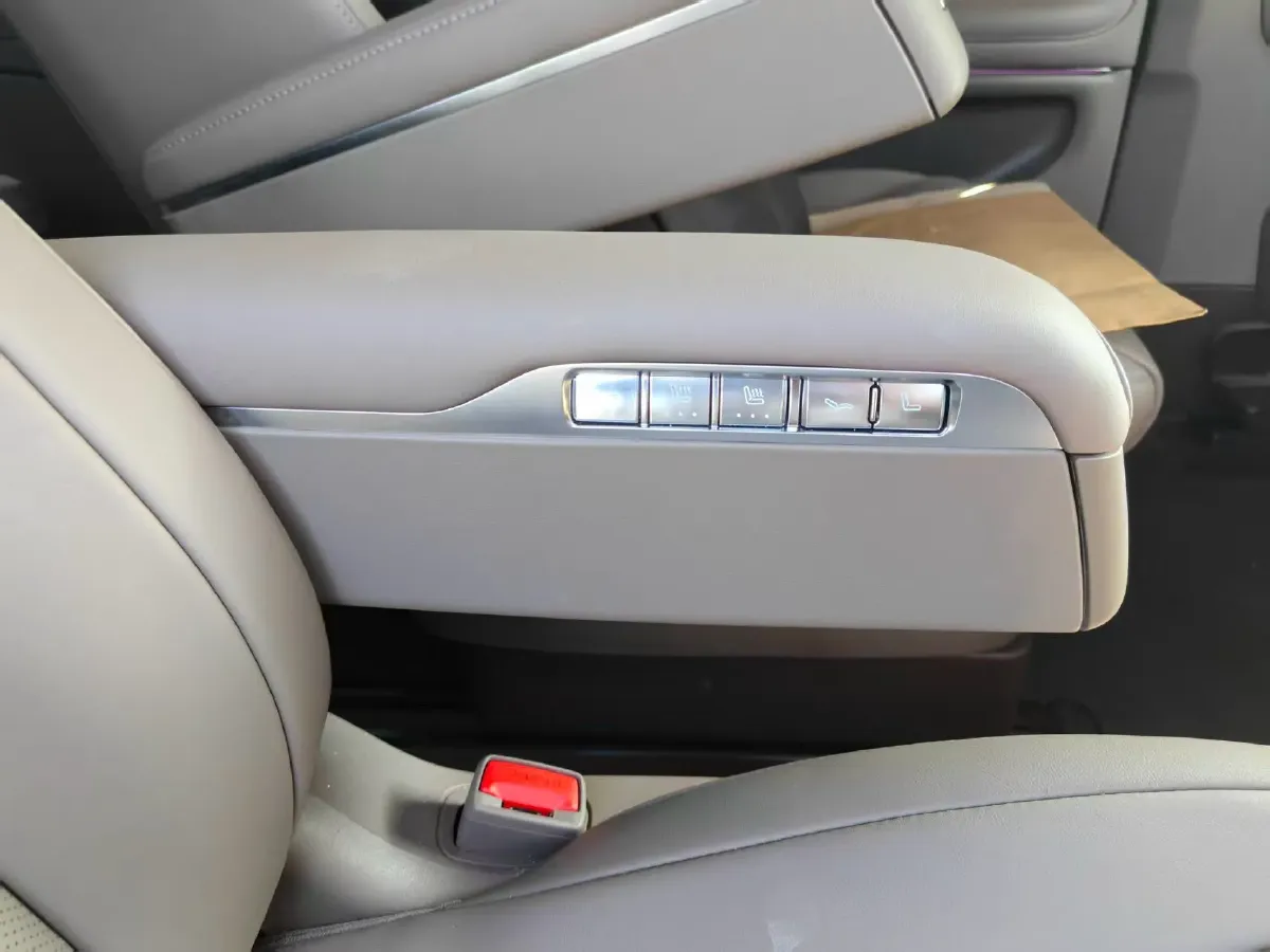 2025 AITO AITO M9 REEV 160HP REEV 52KWH,autocango,china used car exporter,china ev exporter,chinese used car exporter,chinese used ev exporter