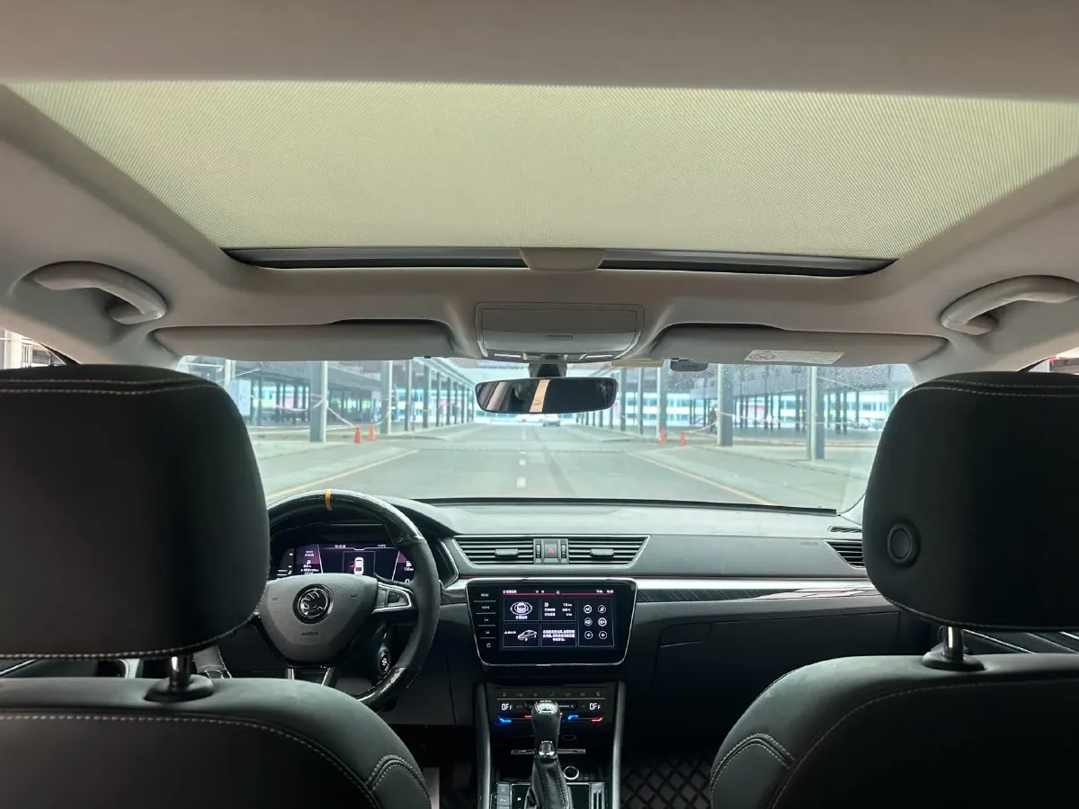 2022 Skoda Superb 2.0T 186HP L4 7DCT,autocango,china used car exporter,china ev exporter,chinese used car exporter,chinese used ev exporter
