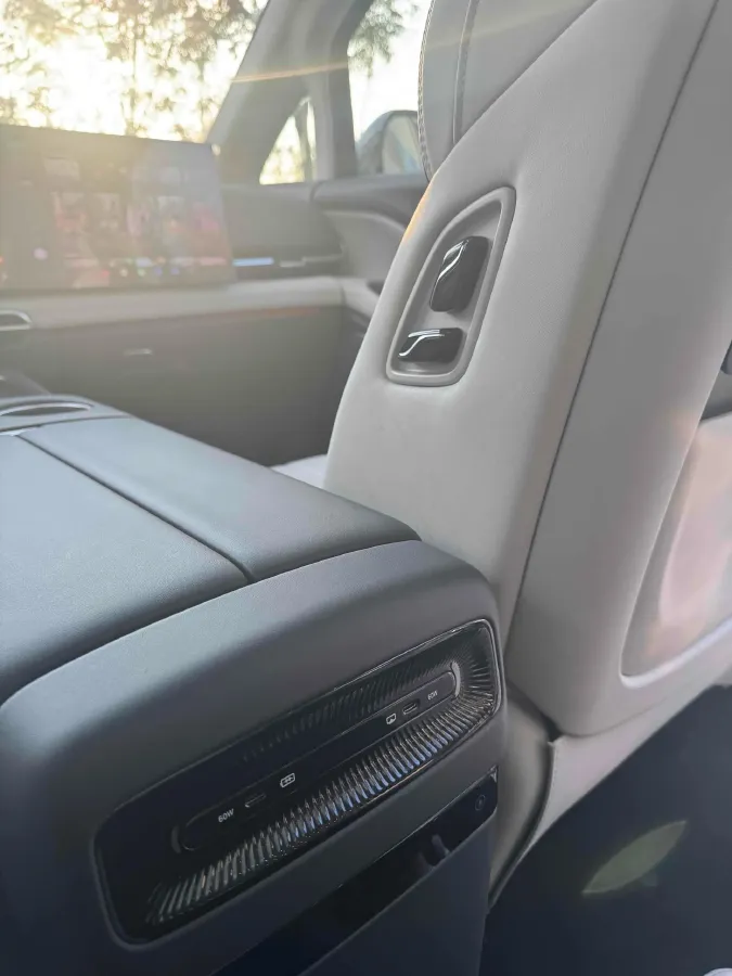 2025 Voyah Dream BEV 108.7KWH,autocango,china used car exporter,china ev exporter,chinese used car exporter,chinese used ev exporter