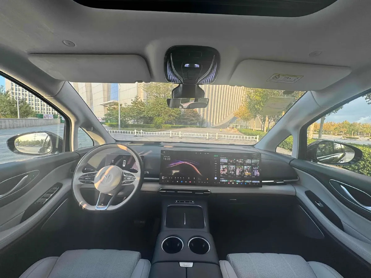 2025 Voyah Dream BEV 108.7KWH,autocango,china used car exporter,china ev exporter,chinese used car exporter,chinese used ev exporter