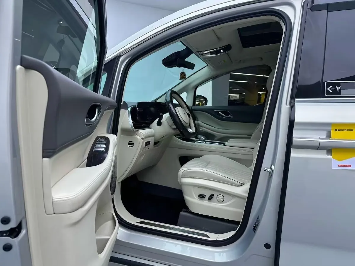 2024 Voyah Dream 1.5T 150HP L4 PHEV 43KWH,autocango,china used car exporter,china ev exporter,chinese used car exporter,chinese used ev exporter