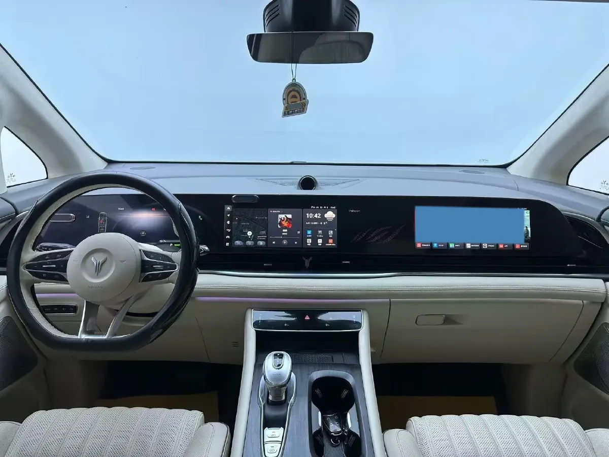 2024 Voyah Dream 1.5T 150HP L4 PHEV 43KWH,autocango,china used car exporter,china ev exporter,chinese used car exporter,chinese used ev exporter