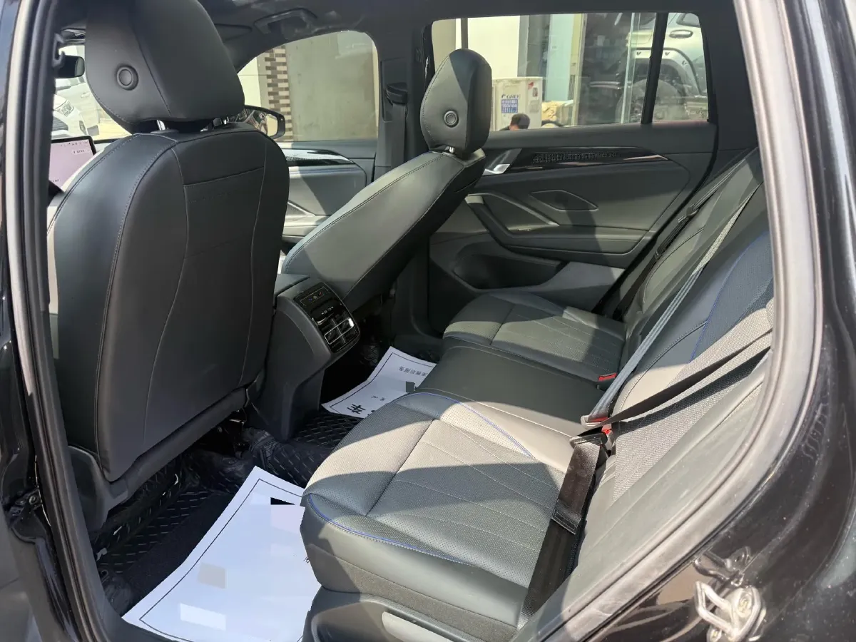 2025 Volkswagen Tiguan L 2.0T 220HP L4 7DCT,autocango,china used car exporter,china ev exporter,chinese used car exporter,chinese used ev exporter