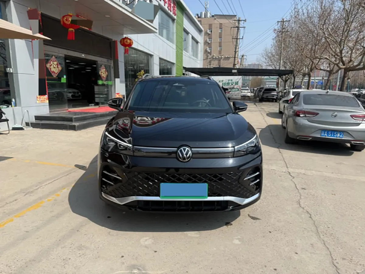 2025 Volkswagen Tiguan L 2.0T 220HP L4 7DCT,autocango,china used car exporter,china ev exporter,chinese used car exporter,chinese used ev exporter