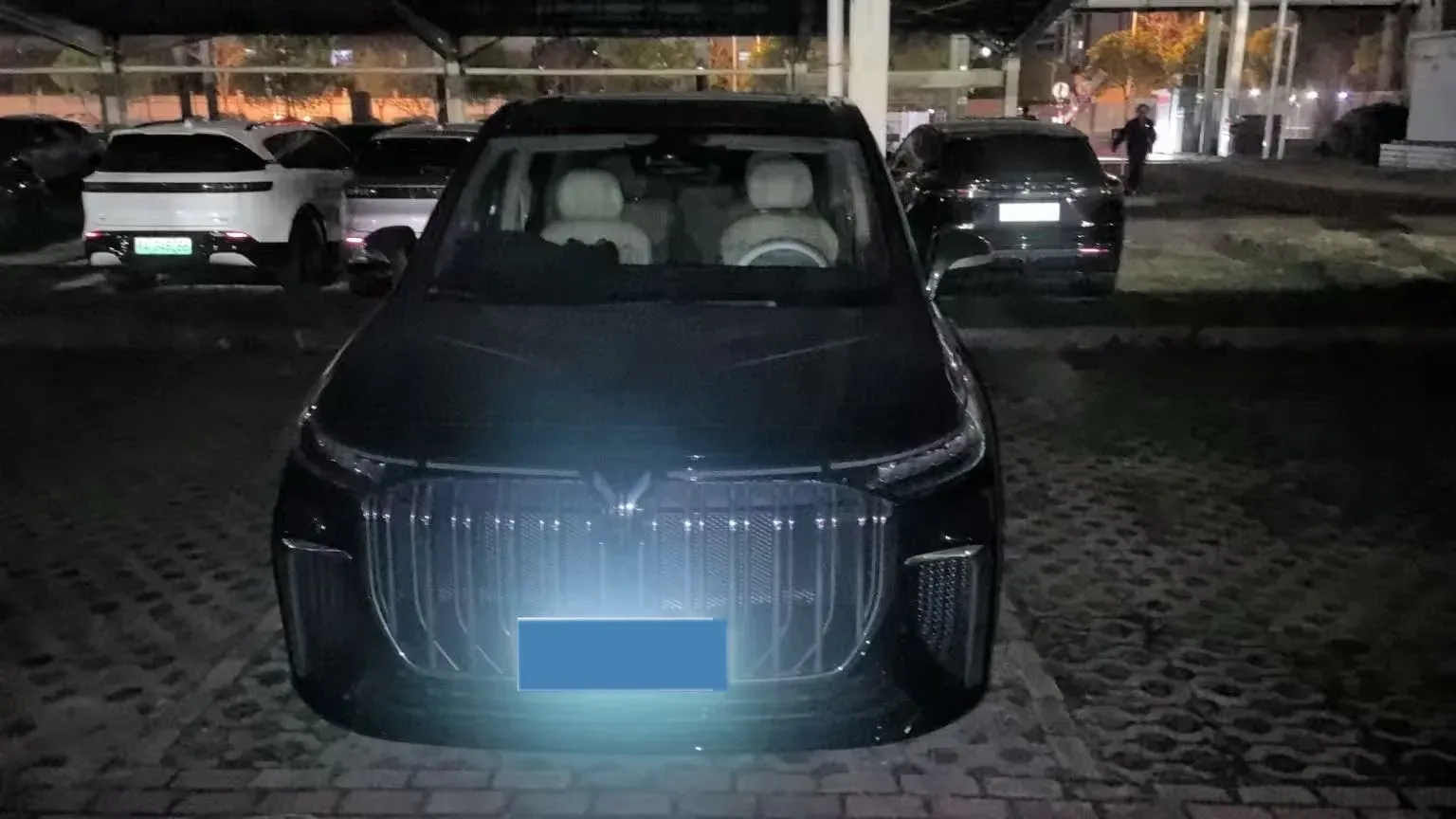 2022 Voyah Dream 1.5T 136HP L4 PHEV 25.57KWH,autocango,china used car exporter,china ev exporter,chinese used car exporter,chinese used ev exporter