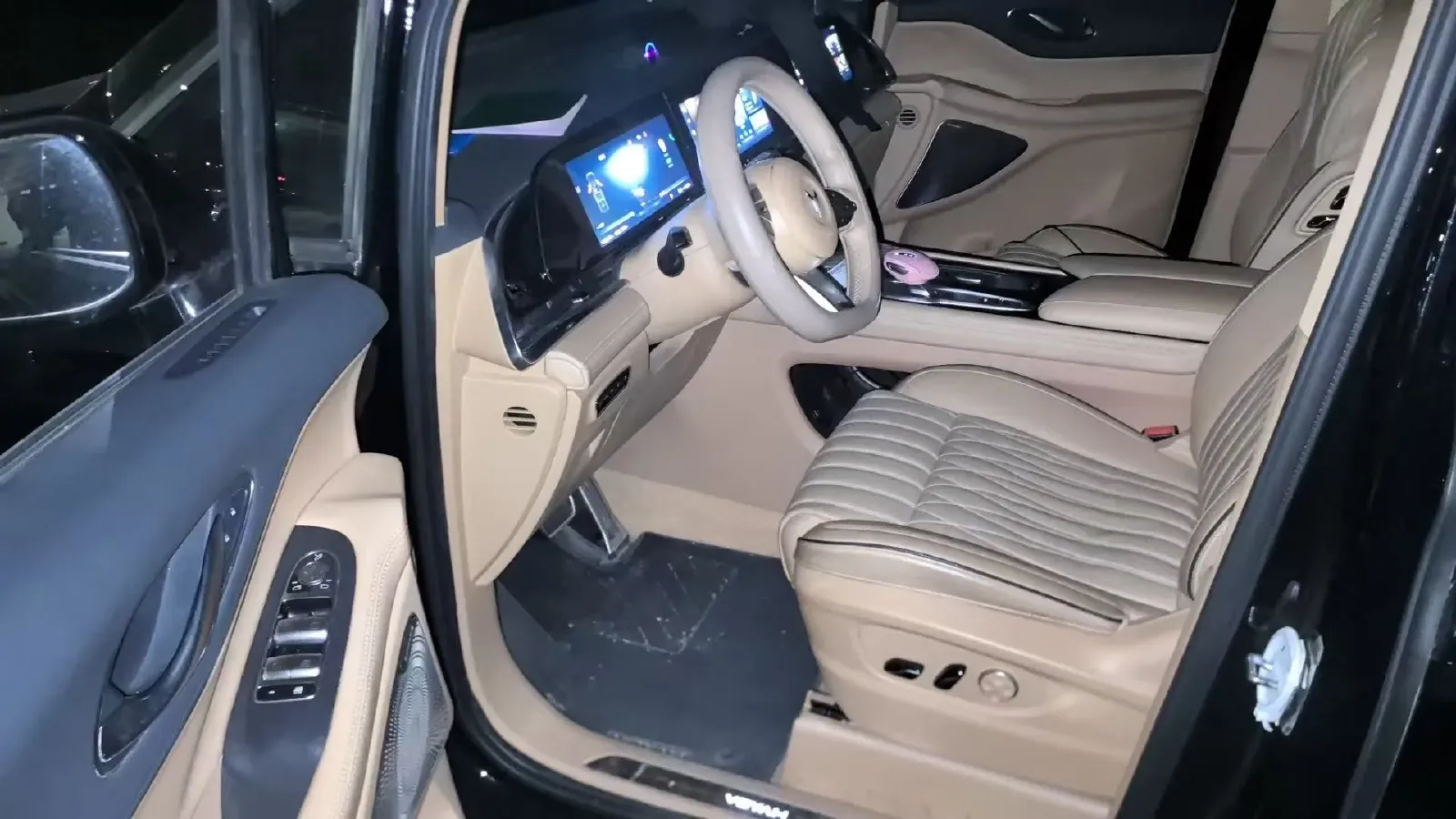 2022 Voyah Dream 1.5T 136HP L4 PHEV 25.57KWH,autocango,china used car exporter,china ev exporter,chinese used car exporter,chinese used ev exporter