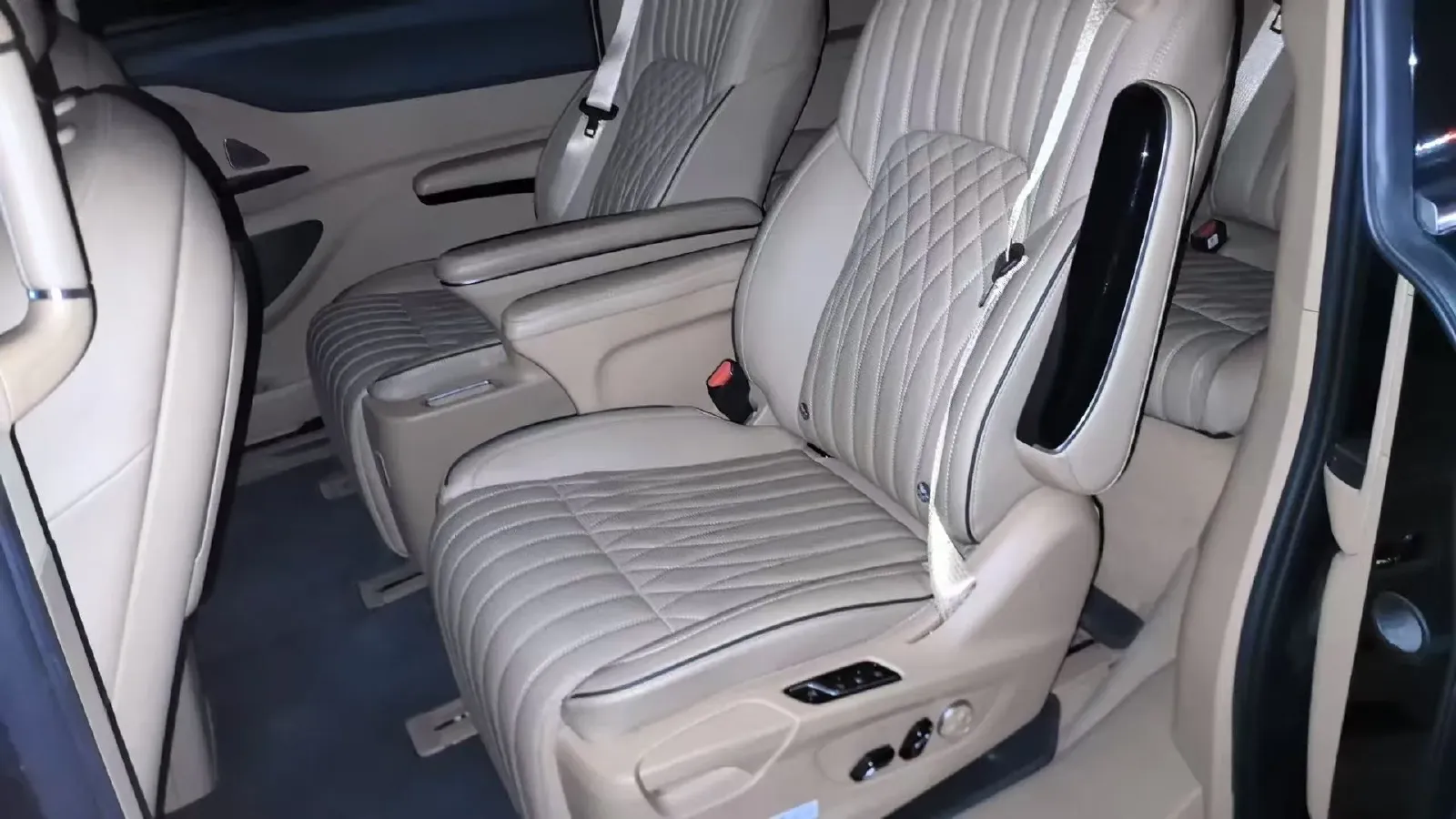 2022 Voyah Dream 1.5T 136HP L4 PHEV 25.57KWH,autocango,china used car exporter,china ev exporter,chinese used car exporter,chinese used ev exporter