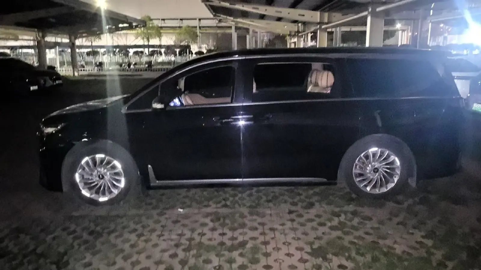 2022 Voyah Dream 1.5T 136HP L4 PHEV 25.57KWH,autocango,china used car exporter,china ev exporter,chinese used car exporter,chinese used ev exporter