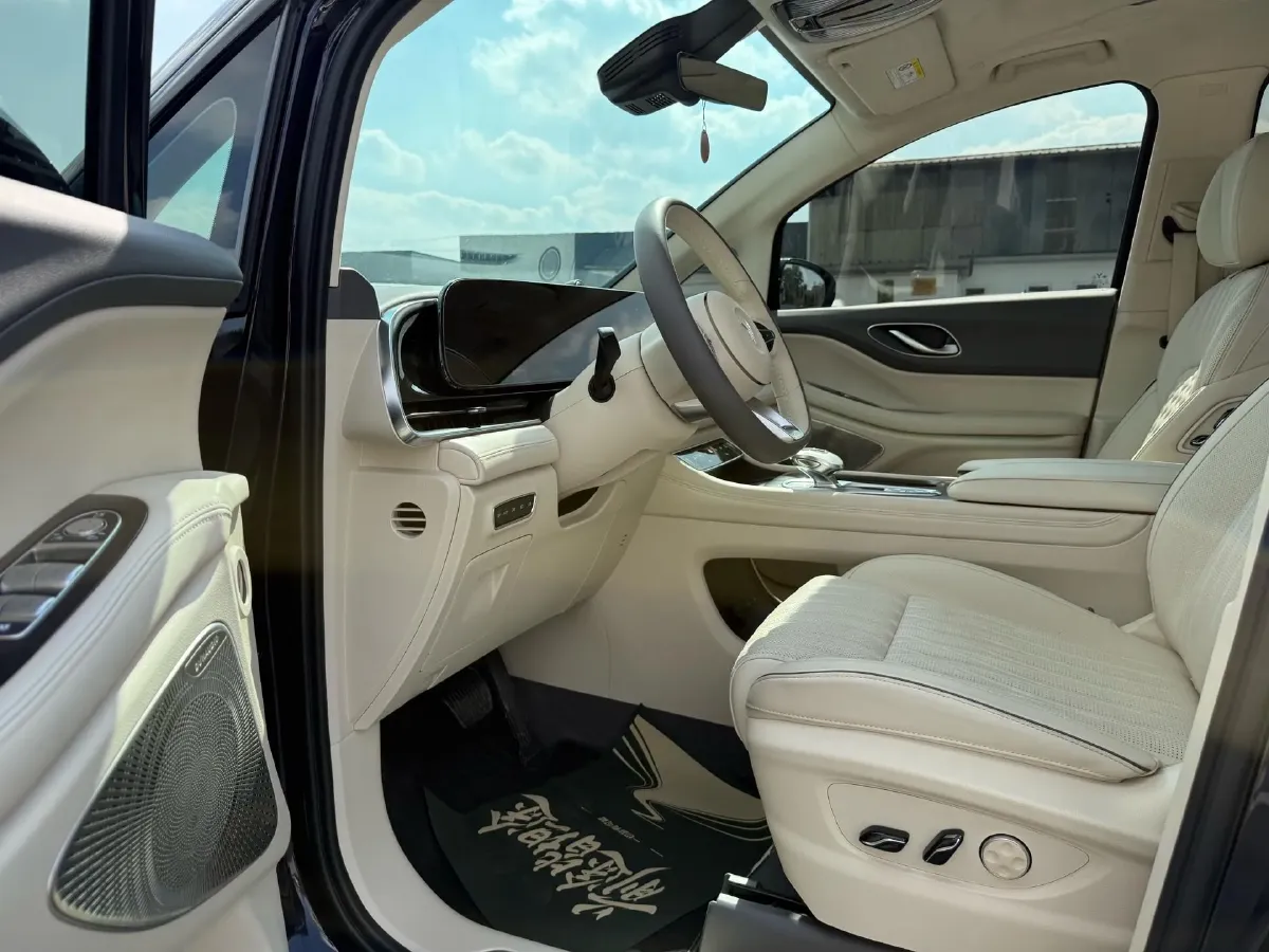 2024 Voyah Dream 1.5T 150HP L4 PHEV 43KWH,autocango,china used car exporter,china ev exporter,chinese used car exporter,chinese used ev exporter