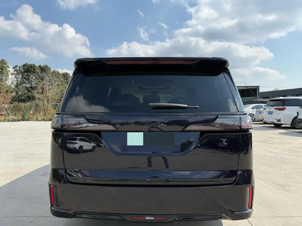 2024 Voyah Dream 1.5T 150HP L4 PHEV 43KWH,autocango,china used car exporter,china ev exporter,chinese used car exporter,chinese used ev exporter