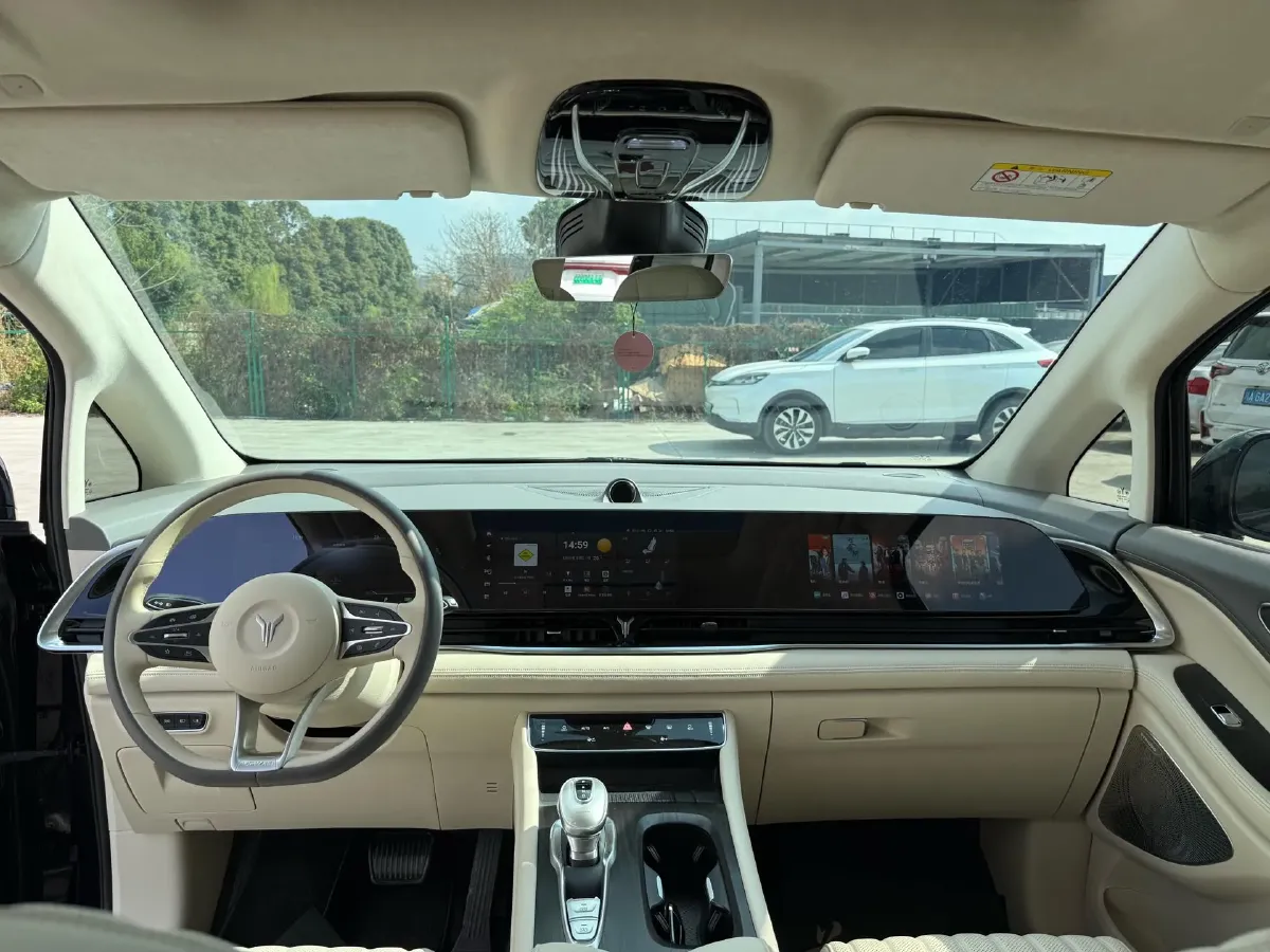 2024 Voyah Dream 1.5T 150HP L4 PHEV 43KWH,autocango,china used car exporter,china ev exporter,chinese used car exporter,chinese used ev exporter