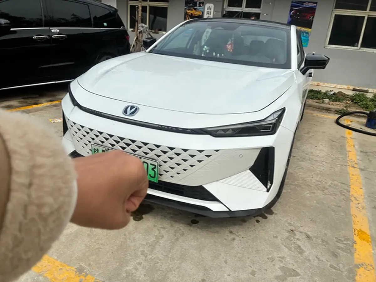 2024 ChangAn UNI-V iDD 1.5L 110HP L4 E-CVT PHEV 18.99KWH,autocango,china used car exporter,china ev exporter,chinese used car exporter,chinese used ev exporter