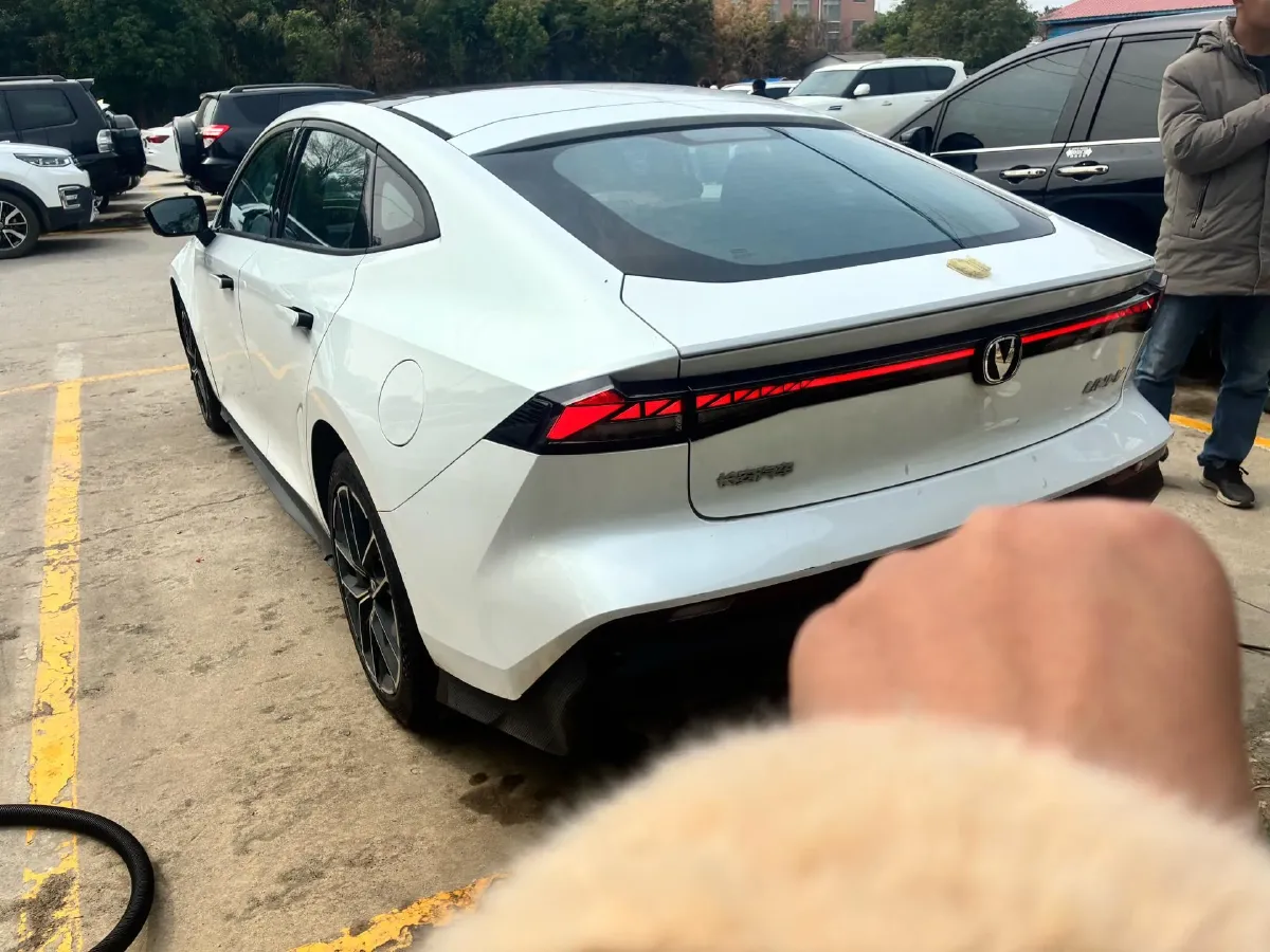 2024 ChangAn UNI-V iDD 1.5L 110HP L4 E-CVT PHEV 18.99KWH,autocango,china used car exporter,china ev exporter,chinese used car exporter,chinese used ev exporter