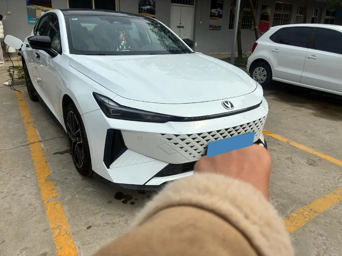 2024 ChangAn UNI-V iDD 1.5L 110HP L4 E-CVT PHEV 18.99KWH,autocango,china used car exporter,china ev exporter,chinese used car exporter,chinese used ev exporter