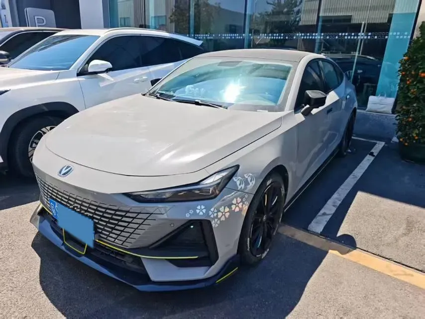 2022 ChangAn UNI-V 1.5T 188HP L4 7DCT,autocango,china used car exporter,china ev exporter,chinese used car exporter,chinese used ev exporter