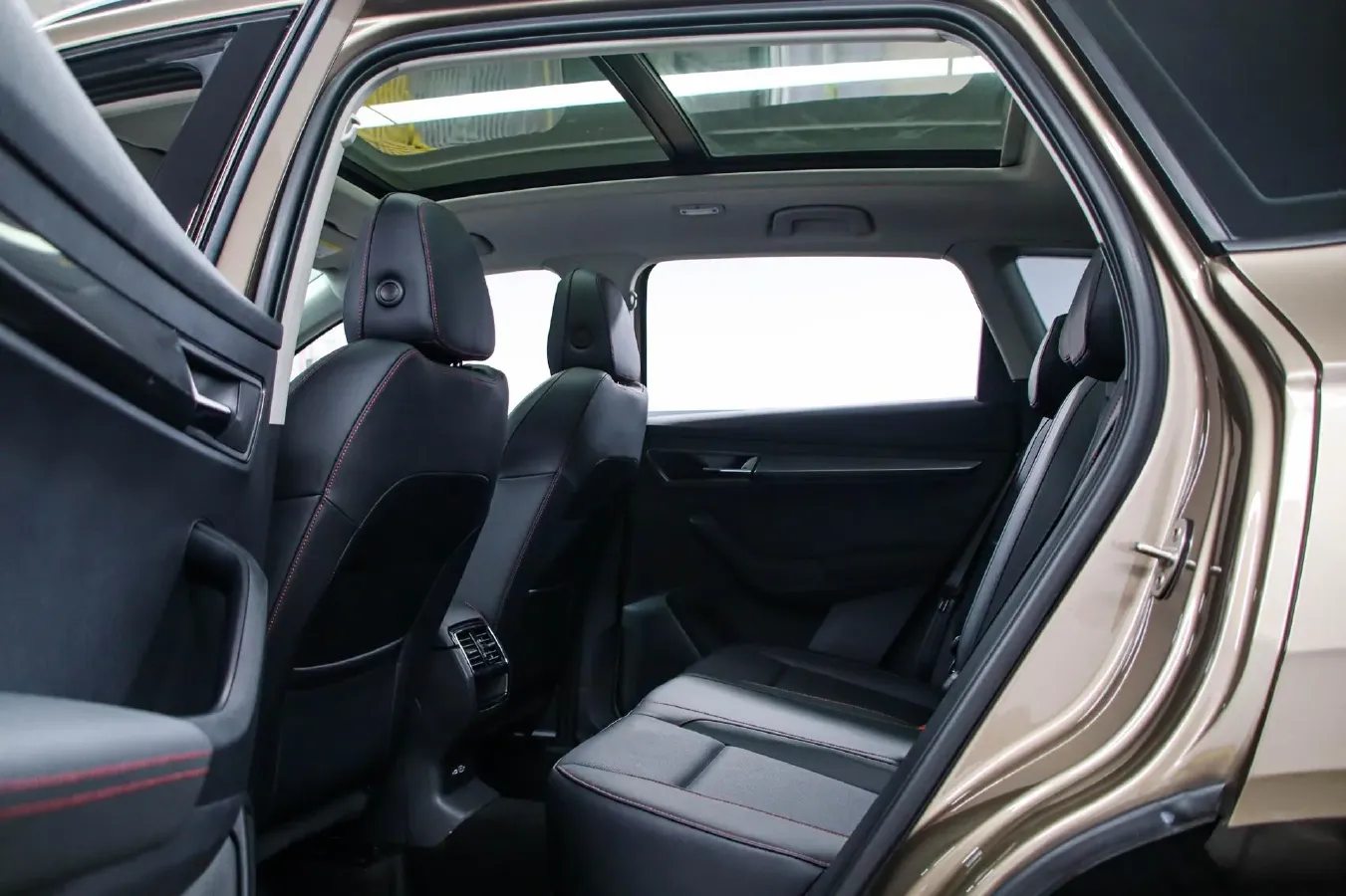 2022 Skoda Karoq 1.4T 150HP L4 7DCT,autocango,china used car exporter,china ev exporter,chinese used car exporter,chinese used ev exporter