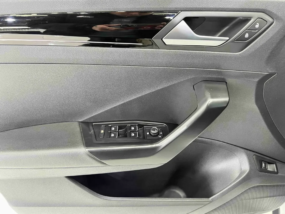 2022 Volkswagen T-Roc 1.4T 150HP L4 7DCT,autocango,china used car exporter,china ev exporter,chinese used car exporter,chinese used ev exporter