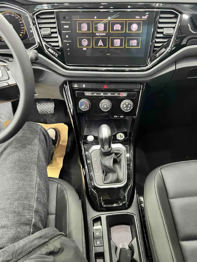 2022 Volkswagen T-Roc 1.4T 150HP L4 7DCT,autocango,china used car exporter,china ev exporter,chinese used car exporter,chinese used ev exporter