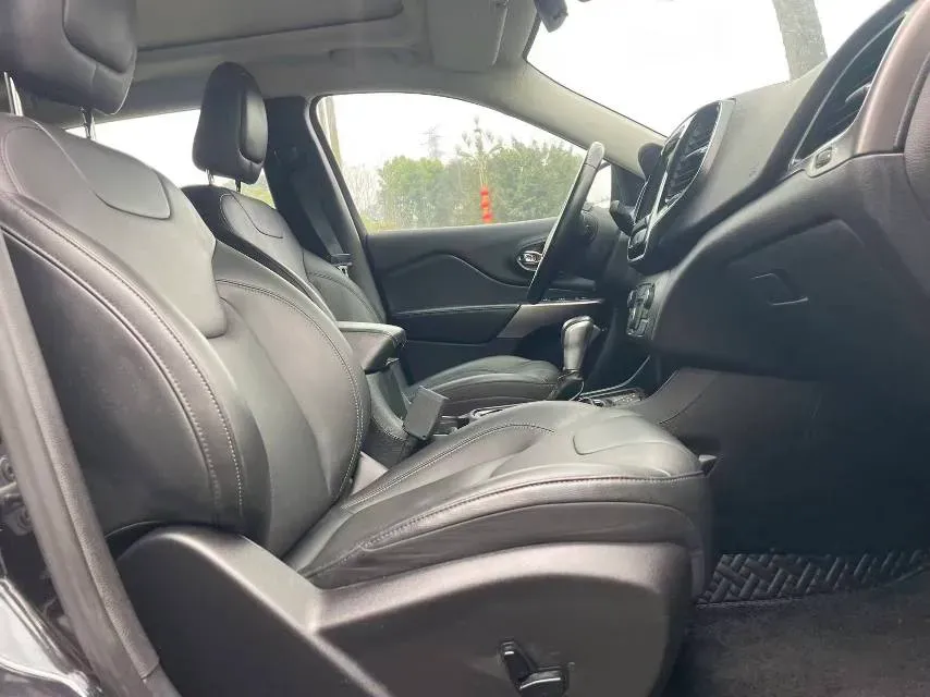 2020 Jeep Cherokee 2.0T 234HP L4 9AT,autocango,china used car exporter,china ev exporter,chinese used car exporter,chinese used ev exporter