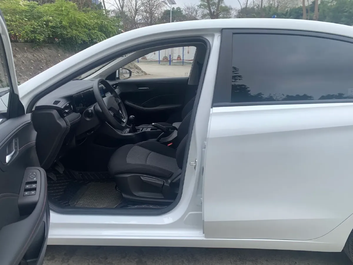 2023 Roewe i5 1.5L 129HP L4 5MT,autocango,china used car exporter,china ev exporter,chinese used car exporter,chinese used ev exporter