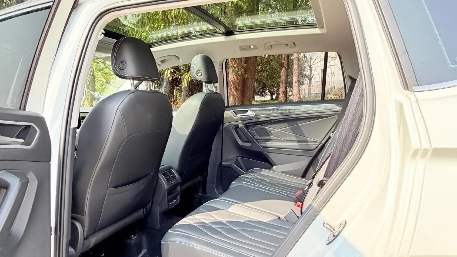 2024 Volkswagen Tiguan L 2.0T 186HP L4 7DCT,autocango,china used car exporter,china ev exporter,chinese used car exporter,chinese used ev exporter