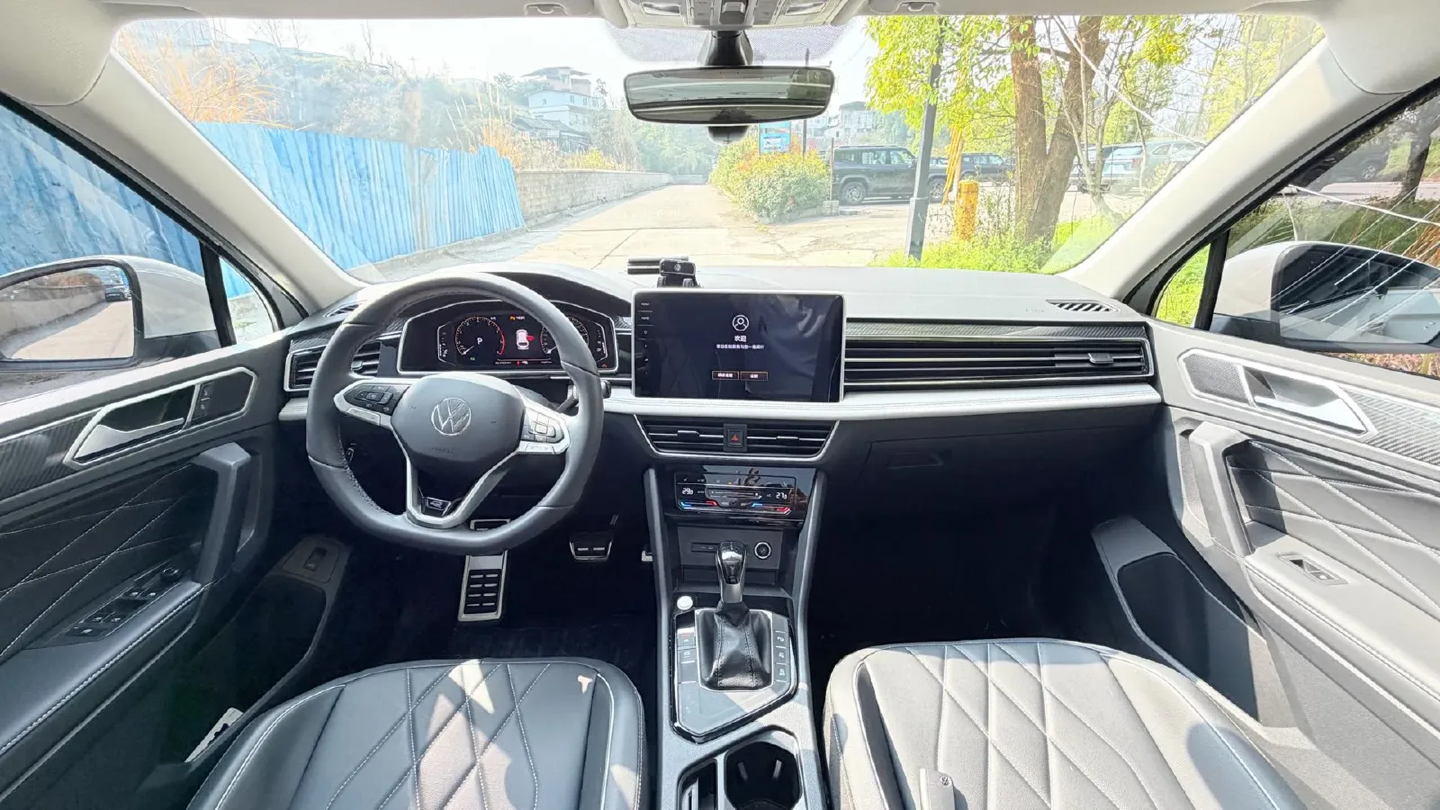 2024 Volkswagen Tiguan L 2.0T 186HP L4 7DCT,autocango,china used car exporter,china ev exporter,chinese used car exporter,chinese used ev exporter